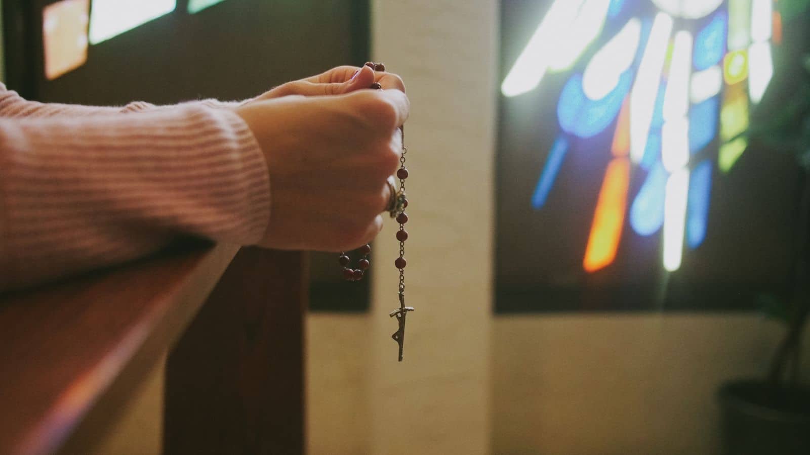 hands holding rosary