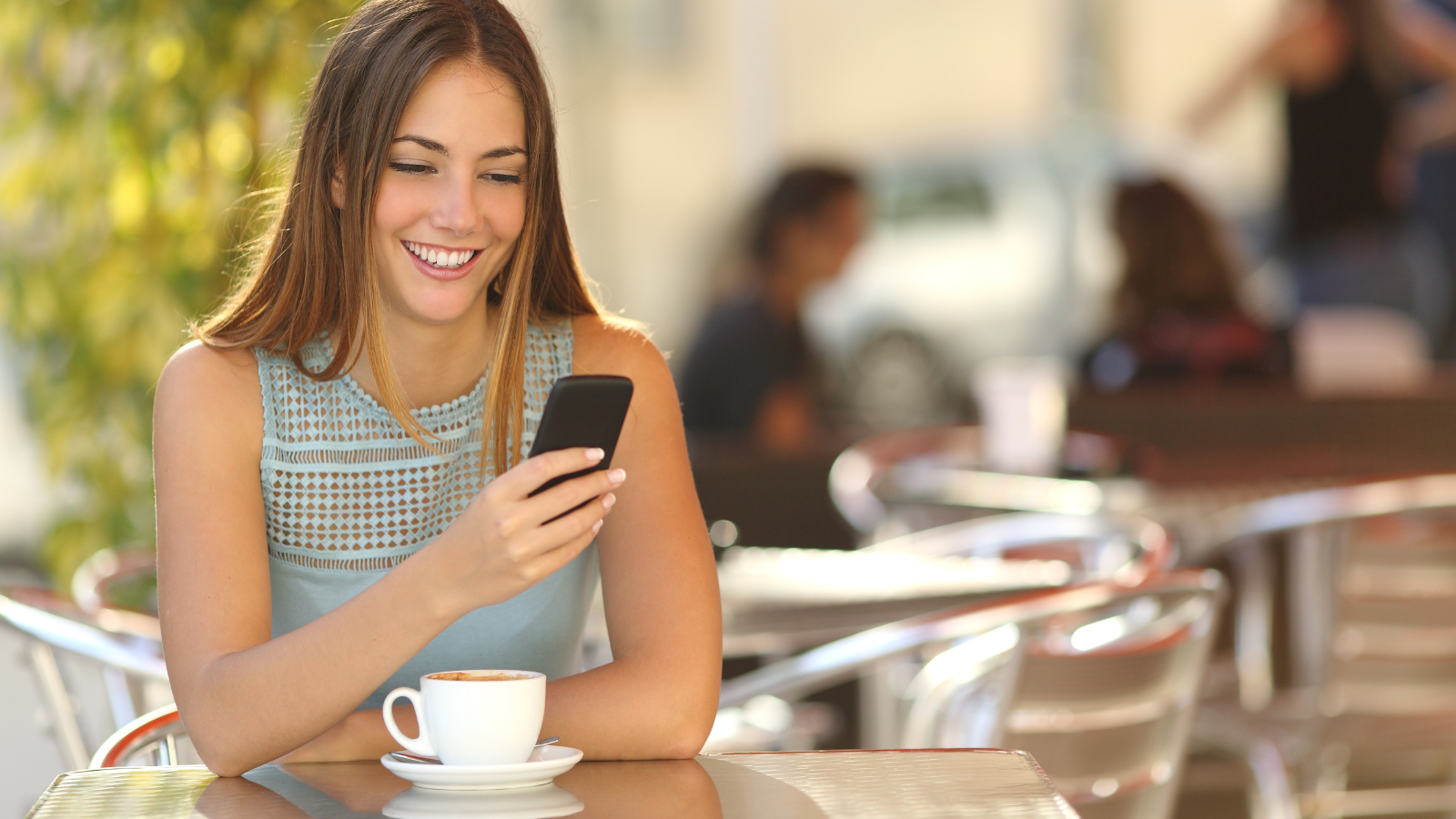 woman texting at cafe